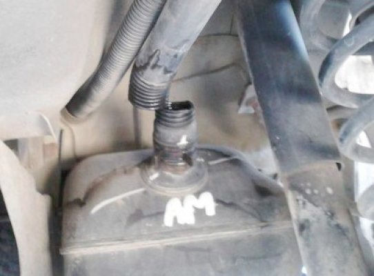 Prinşi după ce au golit de motorină rezervorul unui TIR